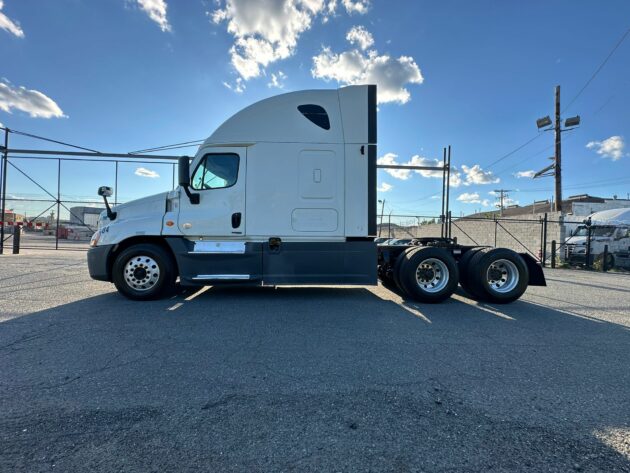 Truck Sales NJ: 2016 Freightliner Cascadia Engine Detrot DD15