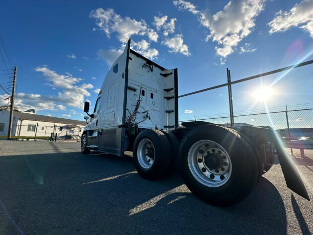 Truck Sales NJ: 2016 Freightliner Cascadia Engine Detrot DD15