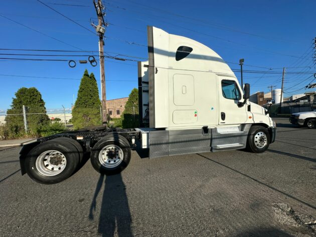 Truck Sales NJ: 2016 Freightliner Cascadia Engine Detrot DD15