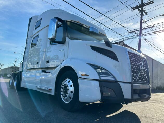 Truck Sale NJ: 2020 Volvo VNL model 860 color white