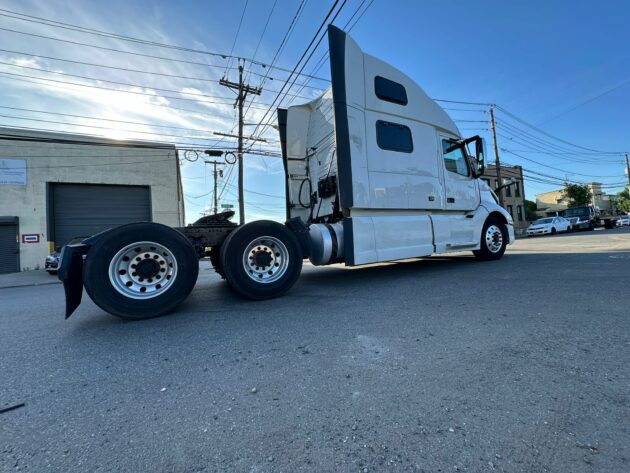 Truck Sale NJ: 2020 Volvo VNL model 860 color white