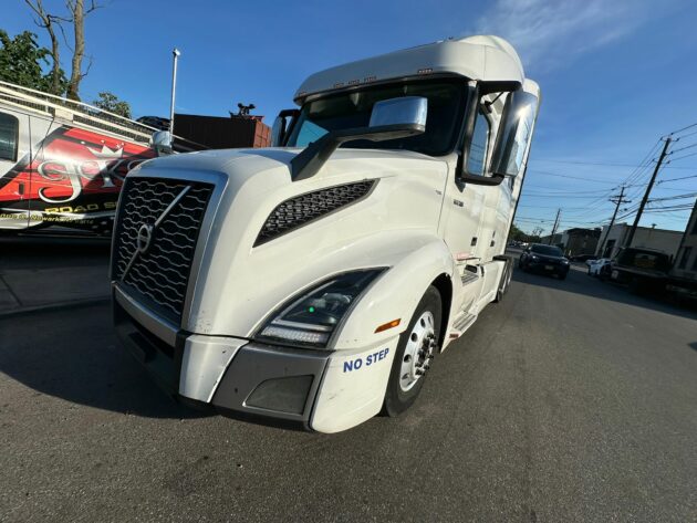 Truck Sale NJ: 2020 Volvo VNL model 860 color white