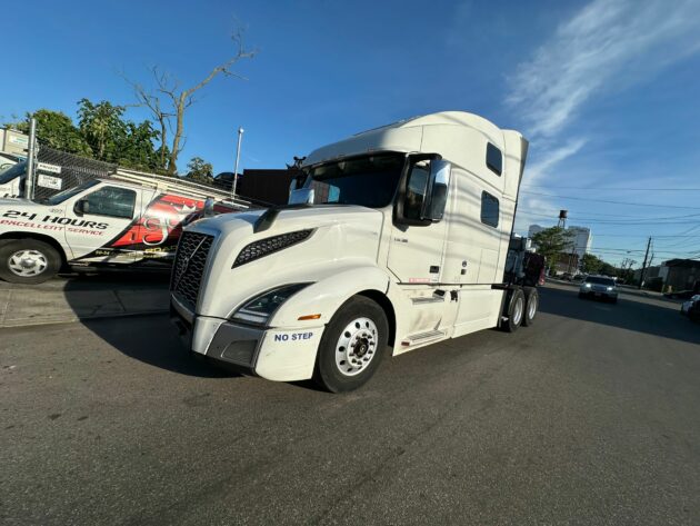 Truck Sale NJ: 2020 Volvo VNL model 860 color white