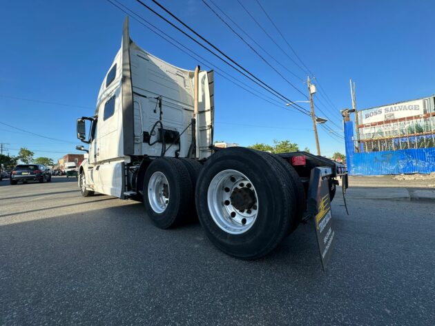 Truck Sale NJ: 2020 Volvo VNL model 860 color white