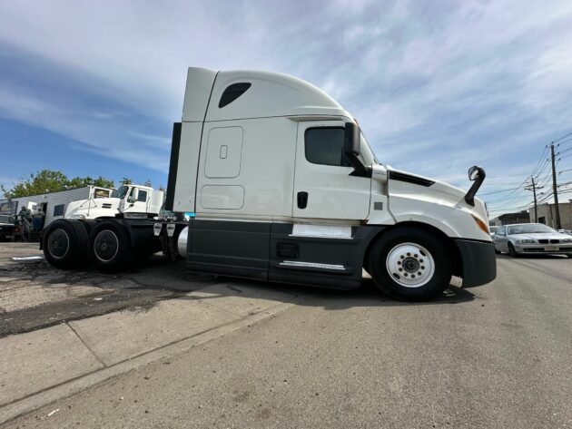 Truck Sales NJ: Freightliner Cascadia 2021 Engine Detrot DD15