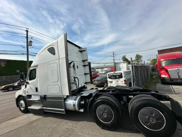 Truck Sales NJ: Freightliner Cascadia 2021 Engine Detrot DD15