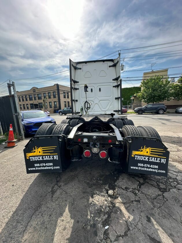 Truck Sales NJ: Freightliner Cascadia 2021 Engine Detrot DD15