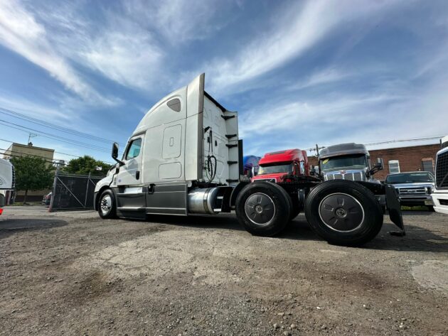 Truck Sales NJ: Freightliner Cascadia 2021 Engine Detrot DD15