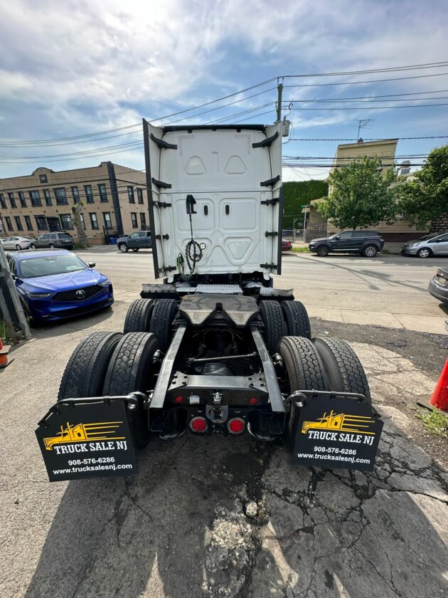 Truck Sales NJ: Freightliner Cascadia 2021 Engine Detrot DD15