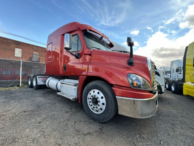 Truck Sales NJ: 2014 Freightliner Cascadia Engine Detrot DD15 - Miles 766,019