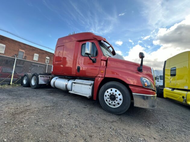 Truck Sales NJ: 2014 Freightliner Cascadia Engine Detrot DD15 - Miles 766,019