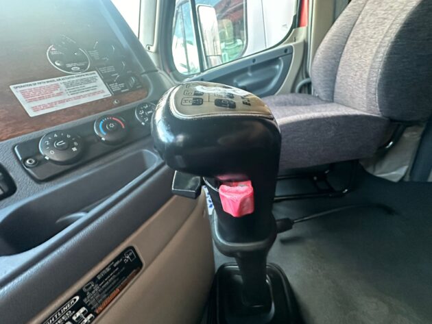 Truck Sales NJ: 2014 Freightliner Cascadia Engine Detrot DD15 - Miles 766,019