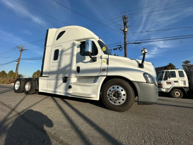 Truck Sales NJ: 2016 Freightliner Cascadia Engine Detrot DD15 – Miles 769,728