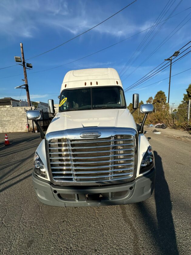 Truck Sales NJ: 2016 Freightliner Cascadia Engine Detrot DD15 – Miles 769,728