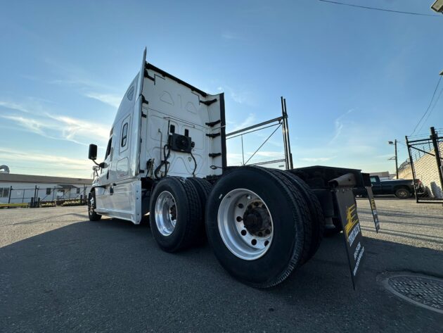 Truck Sales NJ: 2016 Freightliner Cascadia Engine Detrot DD15 – Miles 769,728