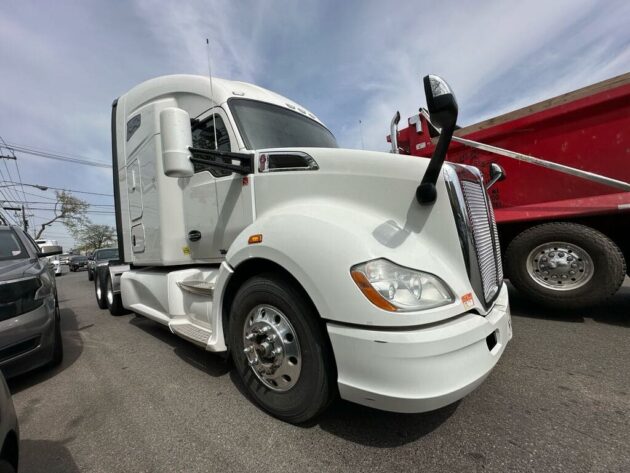2017 Kenworth T680 - Miles 387,584 - Image 4