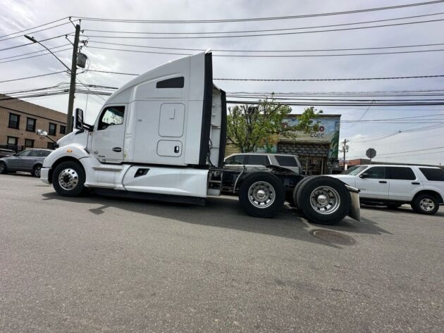 2017 Kenworth T680 - Miles 387,584 - Image 6