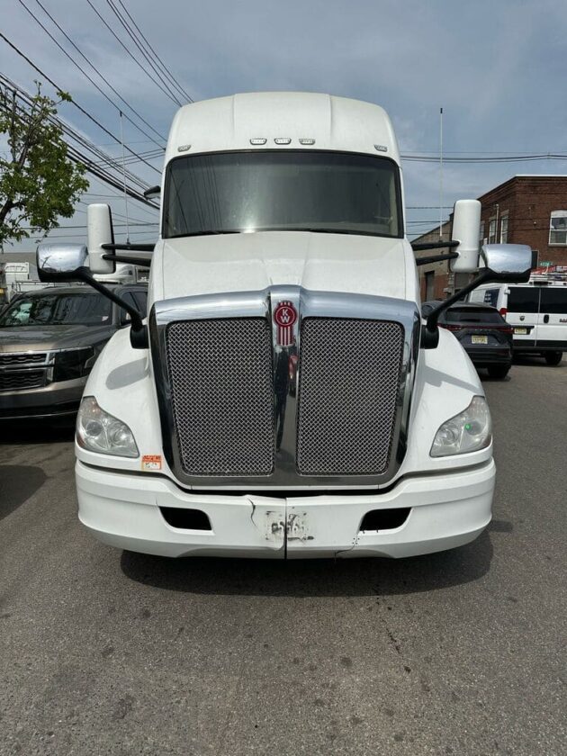 2017 Kenworth T680 - Miles 387,584 - Image 5