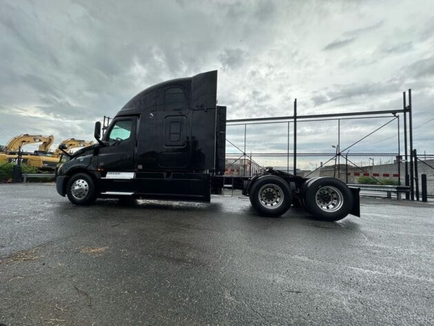 2019 Freightliner Cascadia - Miles 756,513 - Image 10