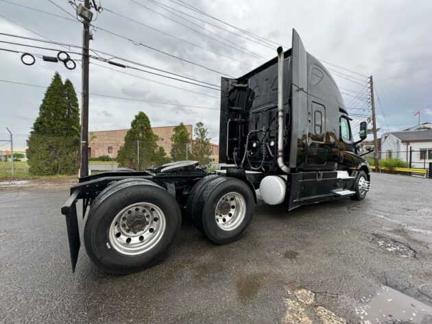 2019 Freightliner Cascadia - Miles 756,513 - Image 7