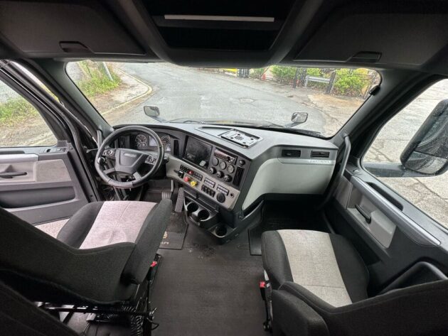 2019 Freightliner Cascadia - Miles 756,513 - Image 9