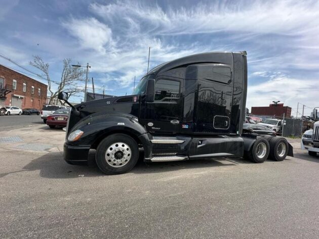 2019 Kenworth T680 - Miles 582,393 - Image 2