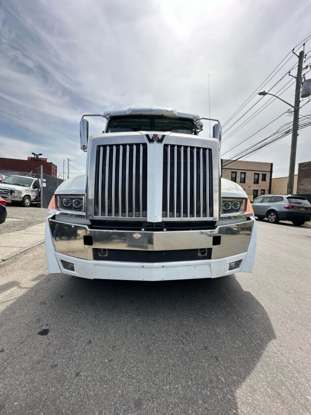 2019 Western Star  5700XE - Miles 822,430 - Image 3