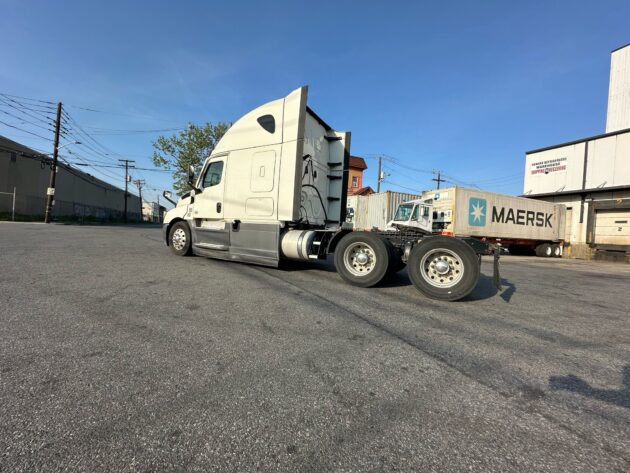 2021 Freightliner Cascadia - Miles 786,721 - Image 3