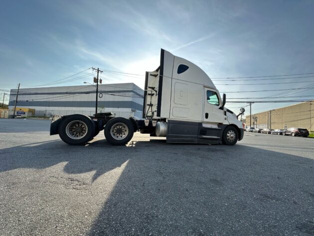 2021 Freightliner Cascadia - Miles 786,721 - Image 4