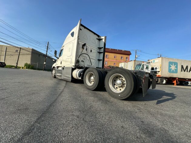 2021 Freightliner Cascadia - Miles 786,721 - Image 9