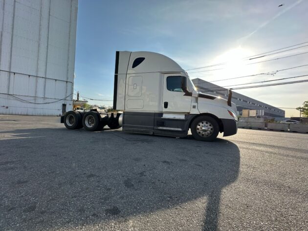 2021 Freightliner Cascadia - Miles 786,721 - Image 10